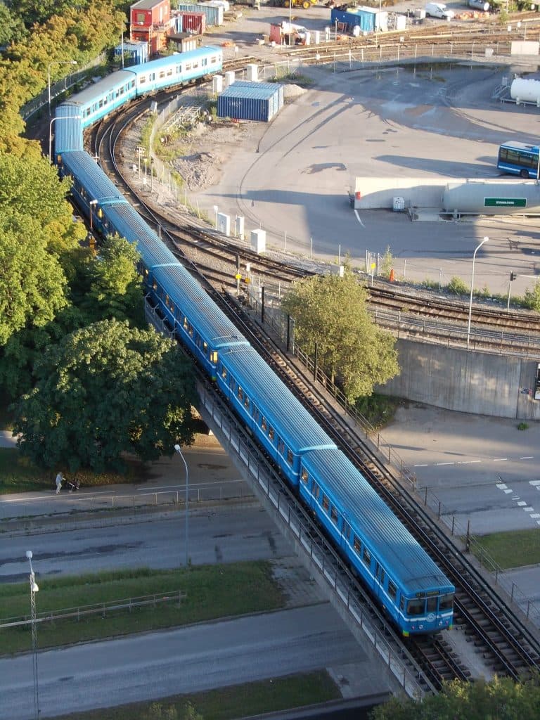 Stopp på tunnelbanans röda linje – passagerare evakueras