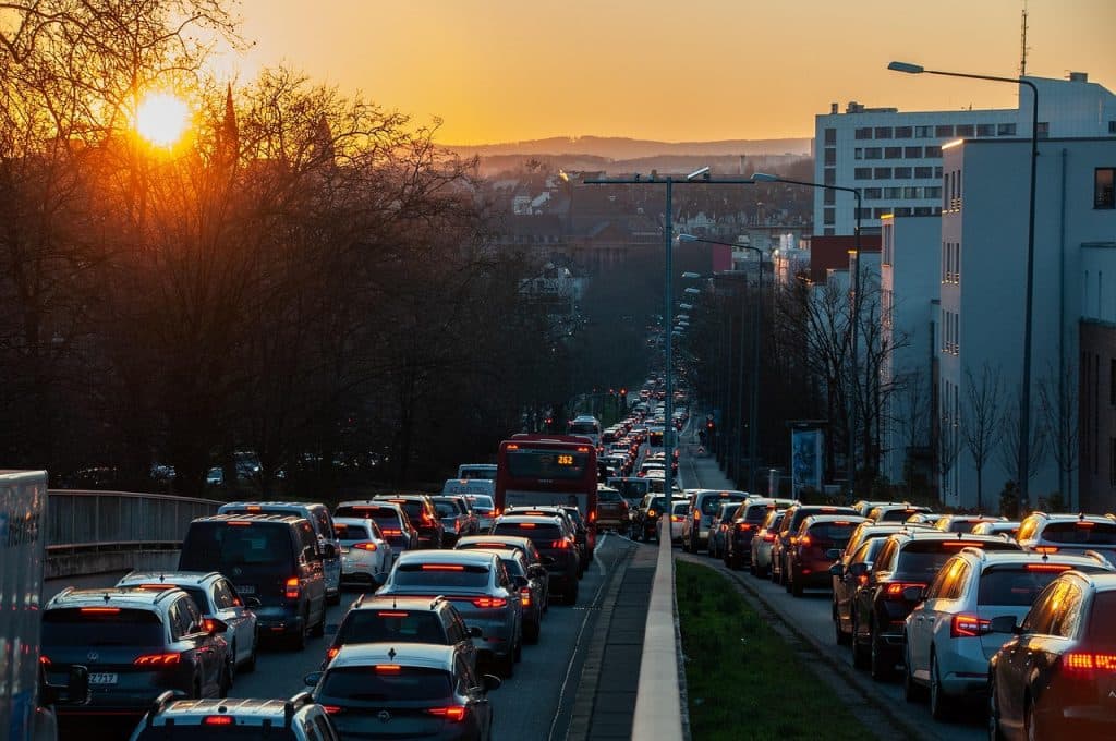 Stillastående personbil E4 – stopp i trafiken skapar problem