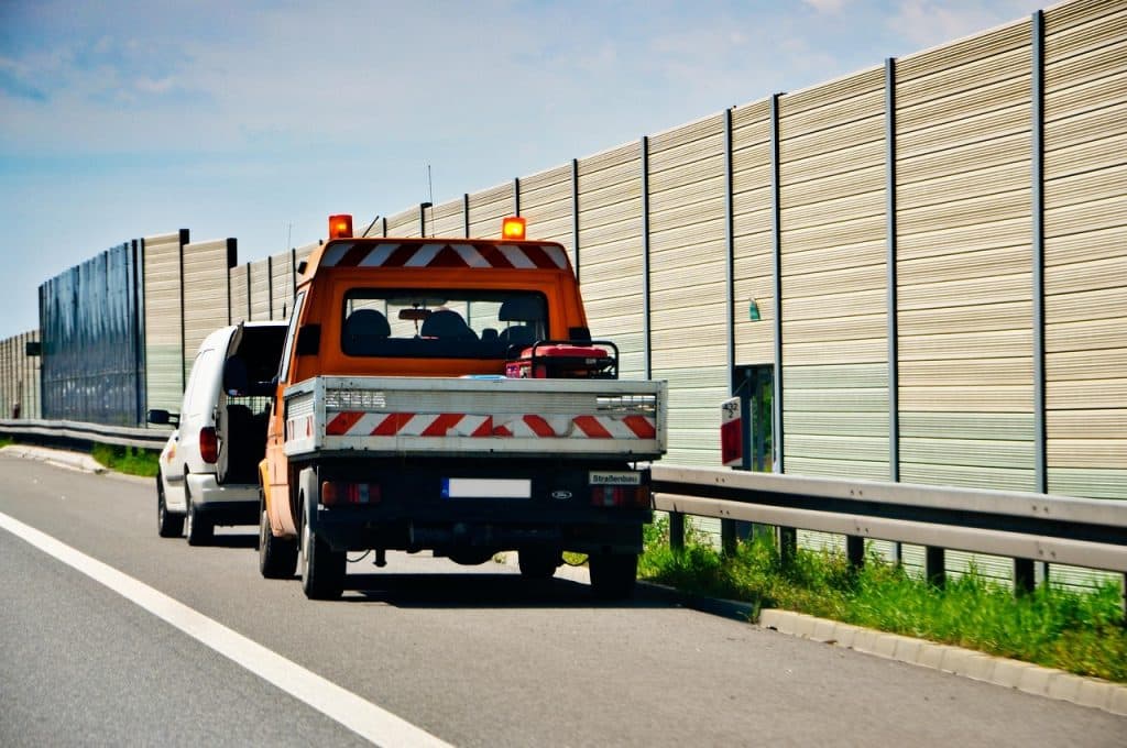 Stillastående personbil E4 – stopp i ett körfält